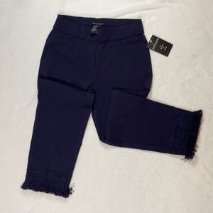 Adorable navy capris!